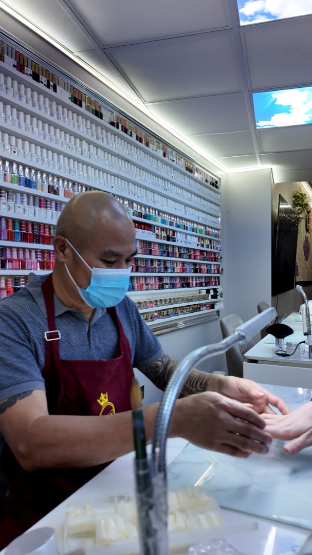 The nail bar, mid-shift